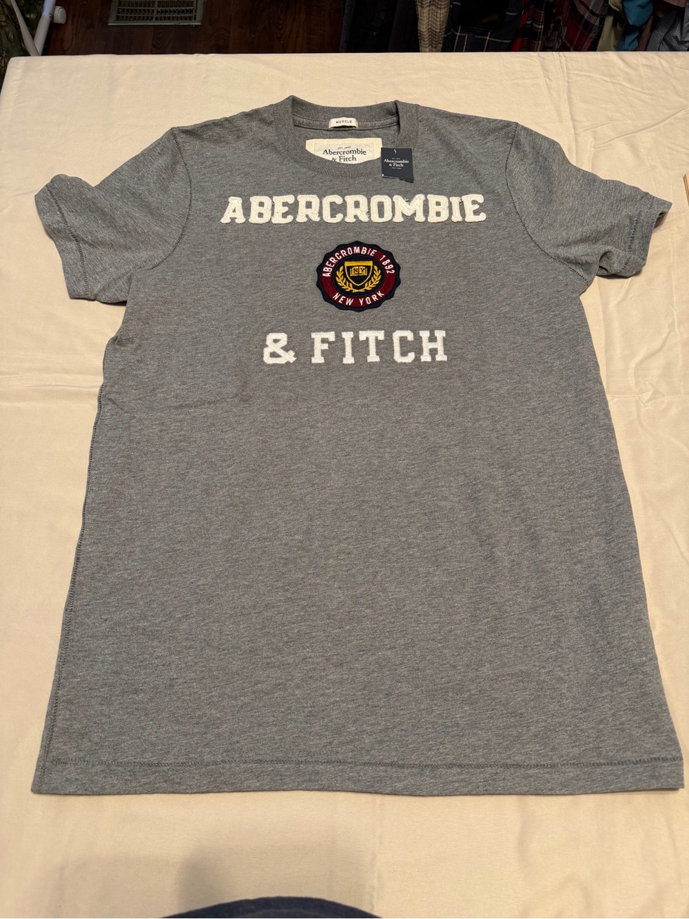 Abercrombie & Fitch Gray Logo Tee muscle Medium nwt